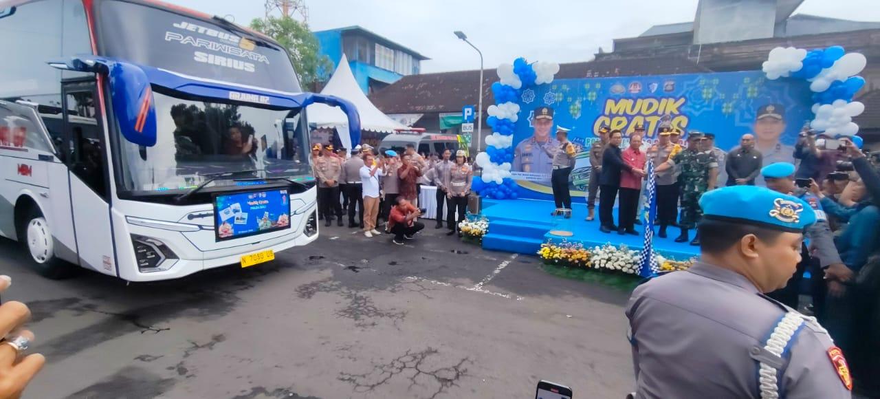 Ribuan Peserta Mudik Gratis Polda Bali Diberangkatkan Dengan 31 Armada Bus Tujuan Jatim