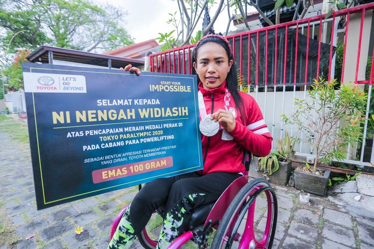 KISAH Ni Nengah Widiasih: Lifter Asal Bali, Keterbatasan Bukan Penghalang Meraih Medali Paralimpiade