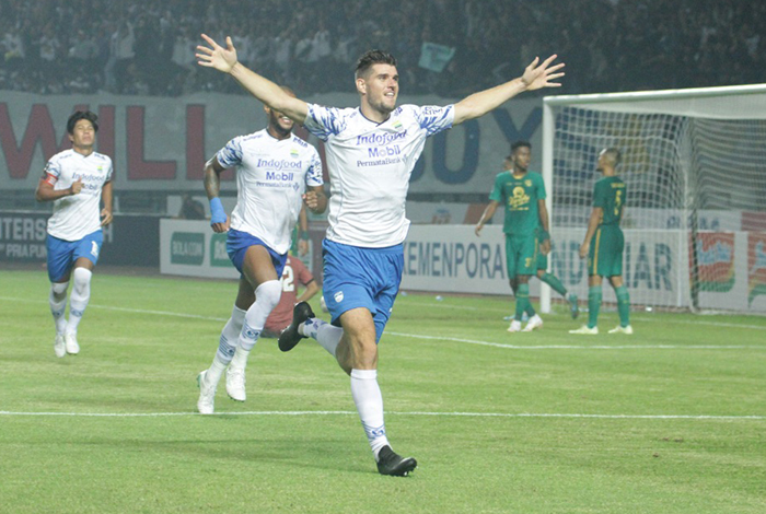 nick-kuipers-melakukan-selebrasi-setelah-mencetak-gol-persib-bandung-melawan-persebaya.jpg