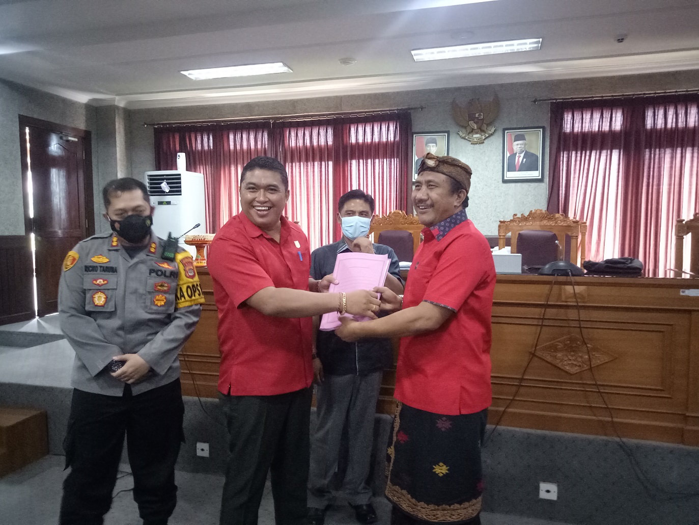 Ketua DPRD Karangasem Terima Aspirasi Krama Bugbug