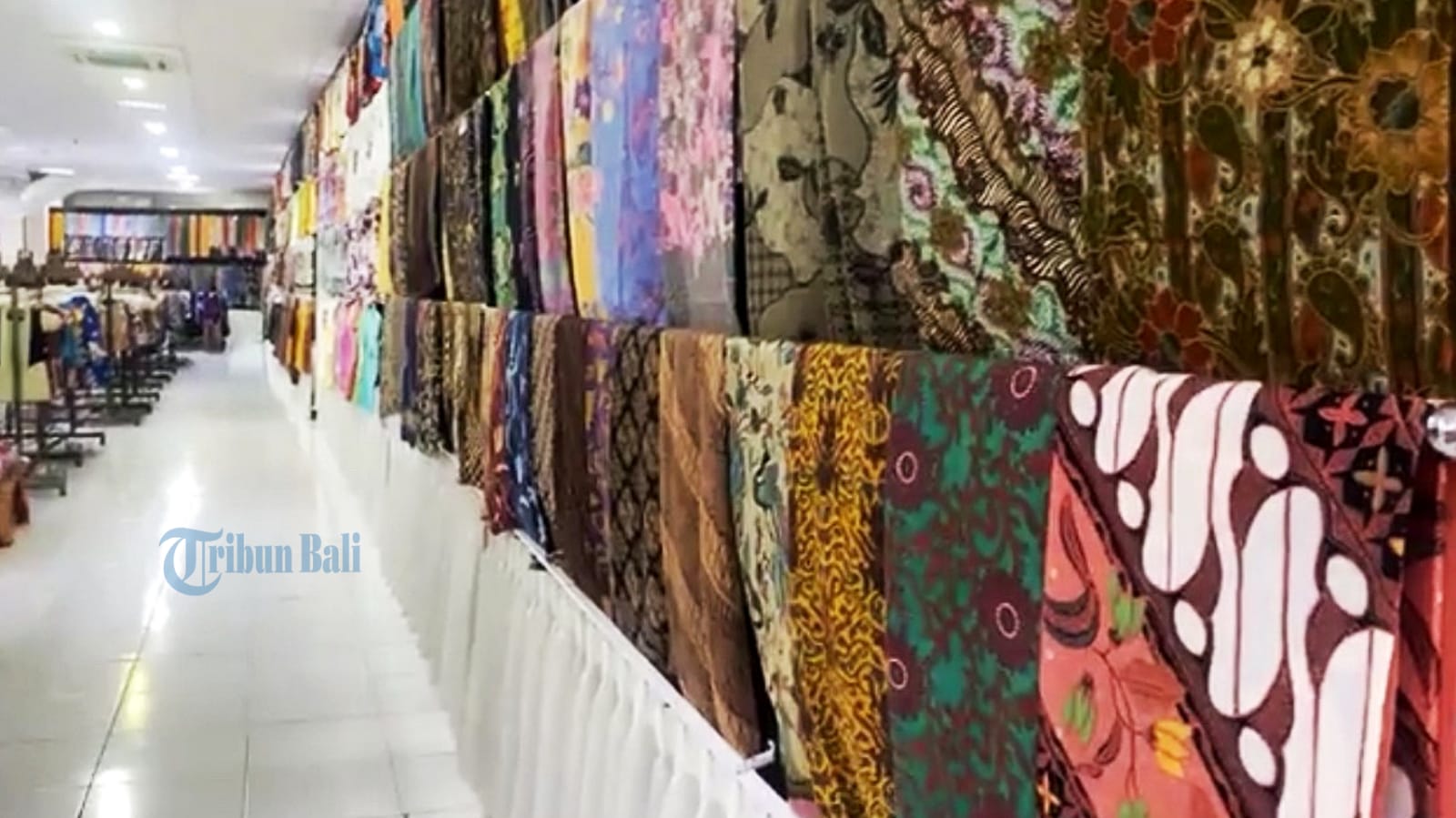 oleh-oleh-khas-bali-batik-bali-dengan-bermacam-motif.jpg