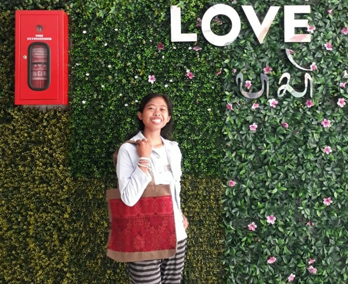 Kreatif, Nengah Yusmiari Manfaatkan Kain Tenun Endek Khas Klungkung Jadi Totebag Cantik & Kekinian