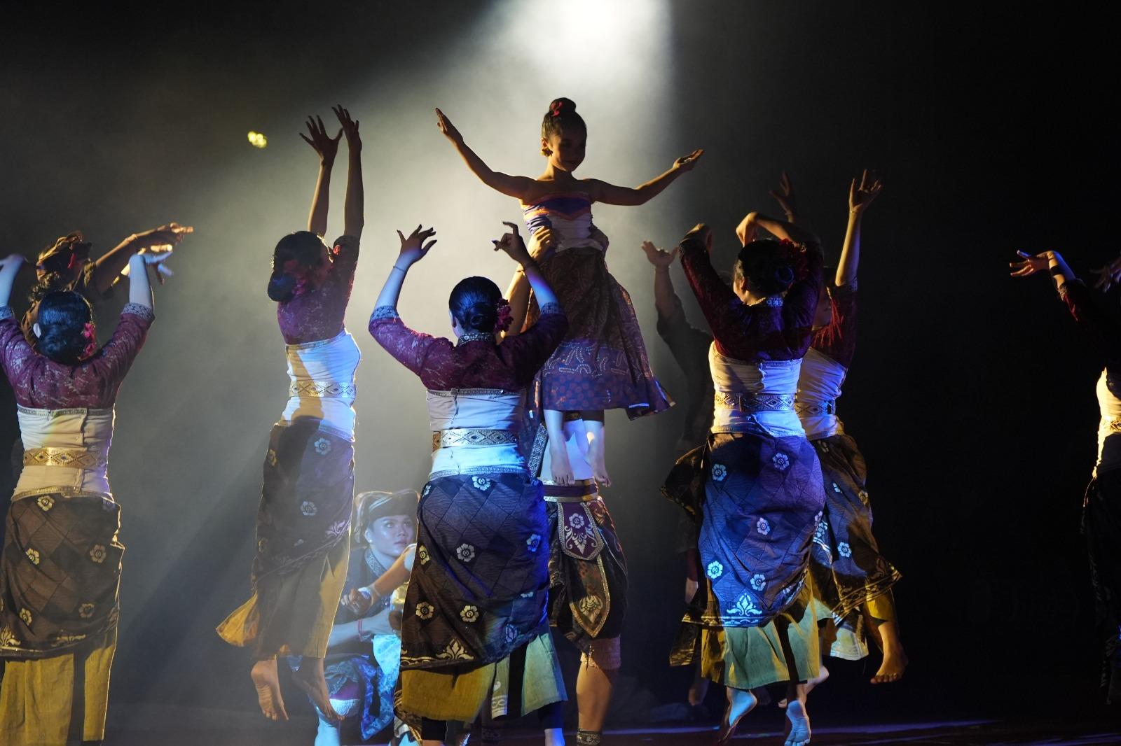 Seniman Muda Badung Berikan Pesan Pentingnya Menjaga Alam Semesta Pada Pementasan Kolosal PKB 2025