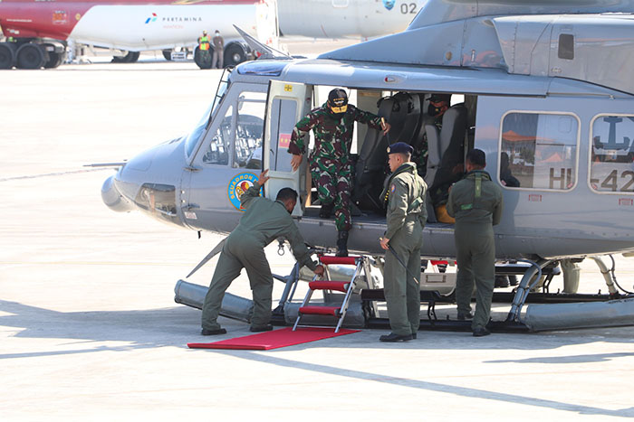 panglima-tni-saat-turun-dari-helly-bell-412-ep-di-base-ops-lanud-i-gusti-ngurah-rai.jpg