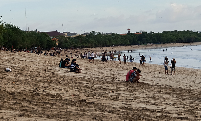 Pantai Kuta Dipadati Pengunjung, 2 Pintu Masuk Dirusak, Petugas Kewalahan Isi Tangki Air Wastafel