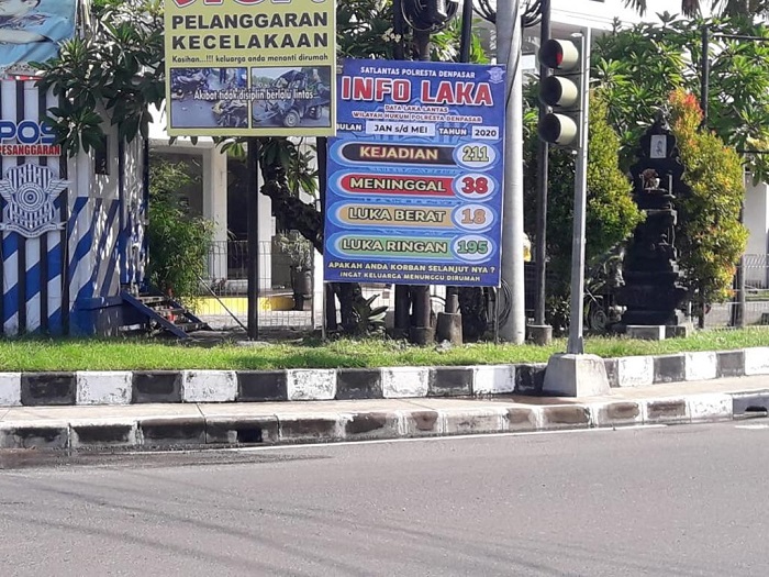 papan-informasi-mengenai-laka-lantas-dipasang-satlantas-polresta-denpasar.jpg