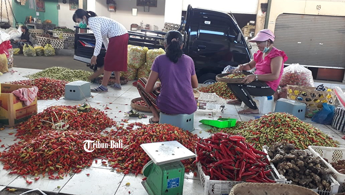 para-pedagang-cabai-di-pasar-galiran-klungkung-belum-lama-ini.jpg