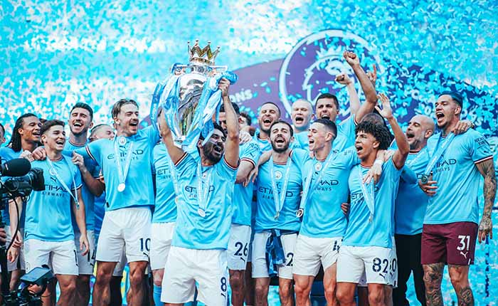 para-pemain-manchester-city-merayakan-pesta-juara-premier-league-di-stadion-etihad.jpg