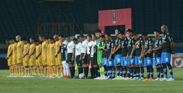 para-pemain-mengheningkan-cipta-sebelum-pertandingan-di-laga-persib-bandung-melawan-bhayangkara-fc.jpg