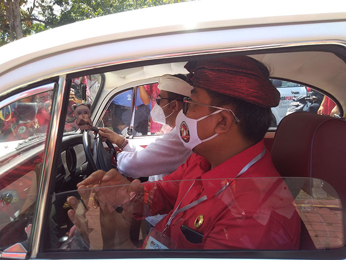 Setir VW Kodok Sendiri saat Daftar ke KPU, Gung Jaya Sebut Komitmen Jaya-Wibawa Jadi Pelayan Rakyat