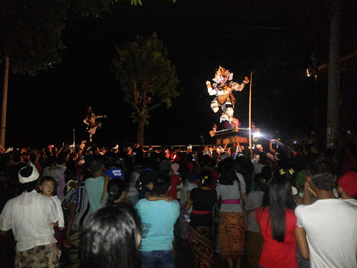pawai-ogoh-ogoh-di-lapangan-candra-muka-batu-bulan.jpg