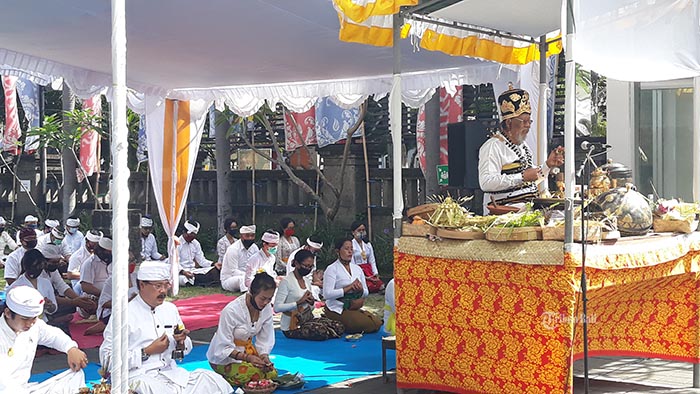 ITB STIKOM Bali Gandeng PHDI & MGPSSR Gelar Shanti Puja Samgraha Libatkan 2.500 Pendeta & Umat Hindu