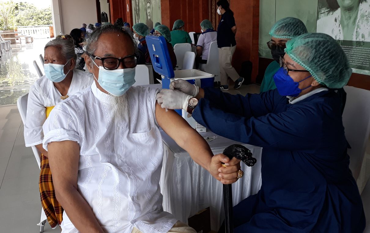 Sebanyak 250 Sulinggih, Pemangku Hingga Lansia Mengikuti Vaksinasi Booster di Denpasar