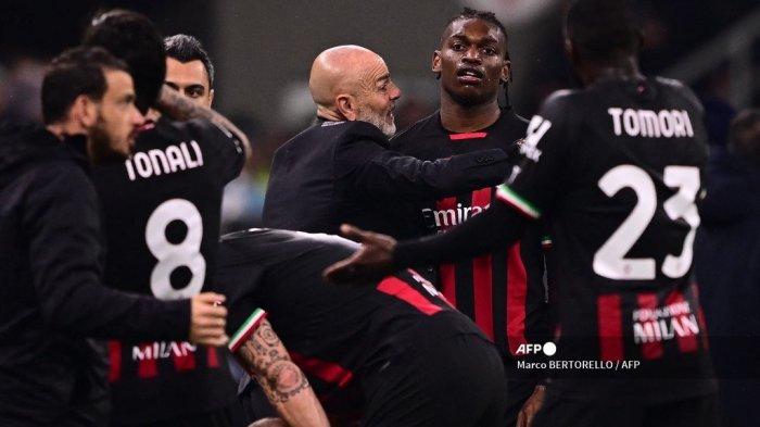 pelatih-ac-milan-stefano-pioli-berbicara-dengan-penyerang-ac-milan-asal-portugal-rafael-leao.jpg