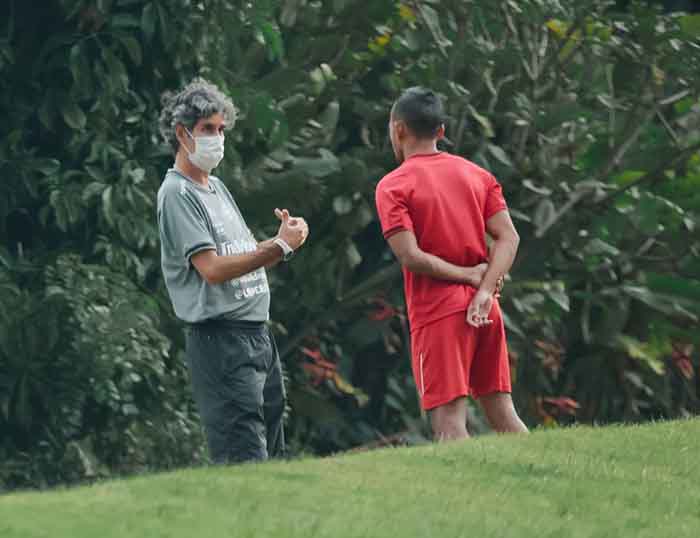 pelatih-bali-united-stefano-cugurra-teco-kiri-tengah-berbicara-serius.jpg