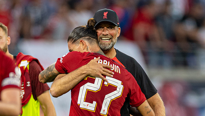 pelatih-jurgen-klopp-memeluk-striker-barunya-darwin-nunez.jpg