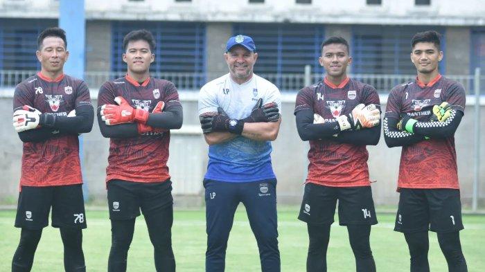 pelatih-kiper-persib-bandung-luizinho-passos-tengah-bersama-anak-asuhnya-i-made-wirawan.jpg