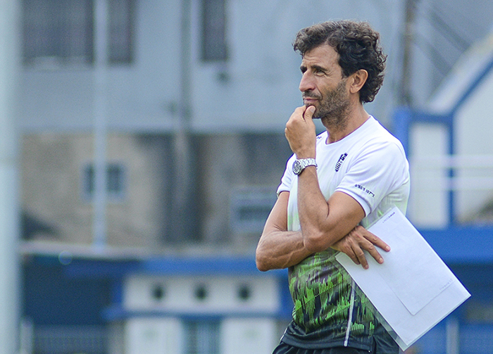pelatih-luis-milla-dalam-sesi-latihan-bersama-skuat-persib-bandung-belum-lama-ini.jpg