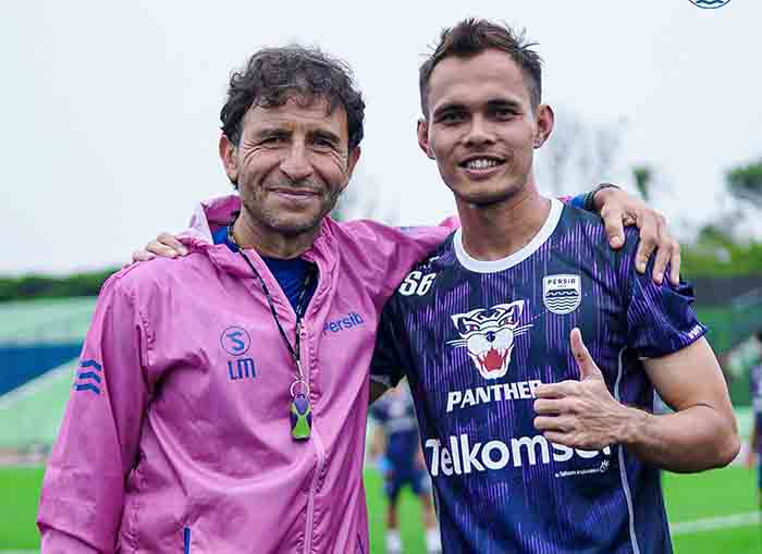 pelatih-luis-milla-dan-rezaldi-hehanusa-berpose-seusai-resmi-bergabung-dengan-persib.jpg