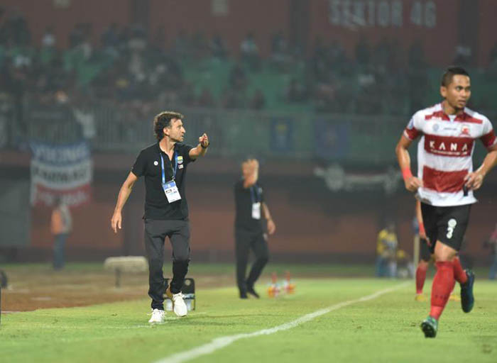 pelatih-luis-milla-memberikan-instruksi-di-laga-persib-bandung-vs-madura-united.jpg