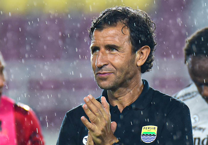 pelatih-luis-milla-pada-laga-persib-bandung-di-liga-1-20222023.jpg