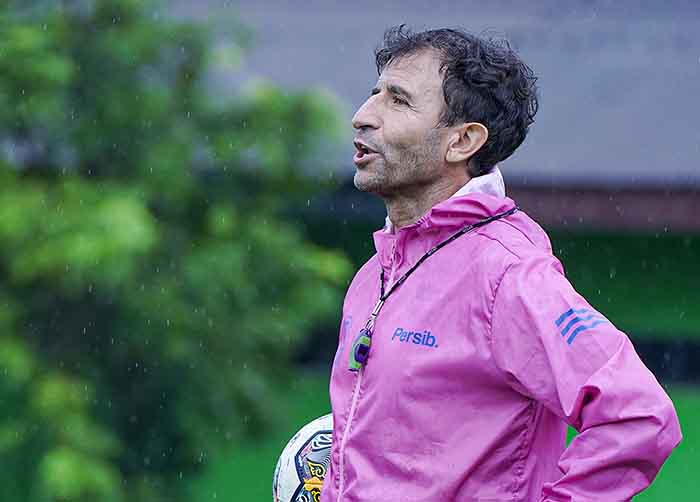 pelatih-luis-milla-tampak-mengamati-dan-memberikan-instruksi-ke-pemain-persib-bandung.jpg