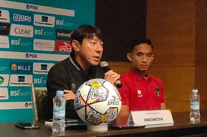 bali/pelatih-timnas-indonesia-shin-tae-yong-dalam-konferensi-pers-di-stadion-gelora-bung-tomo.jpg