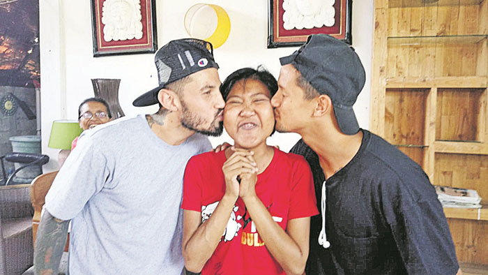 Ciuman Lilipaly-Bachdim Tegarkan Kadek Novia, Bali United Motivasi Fans Penderita Gagal Ginjal