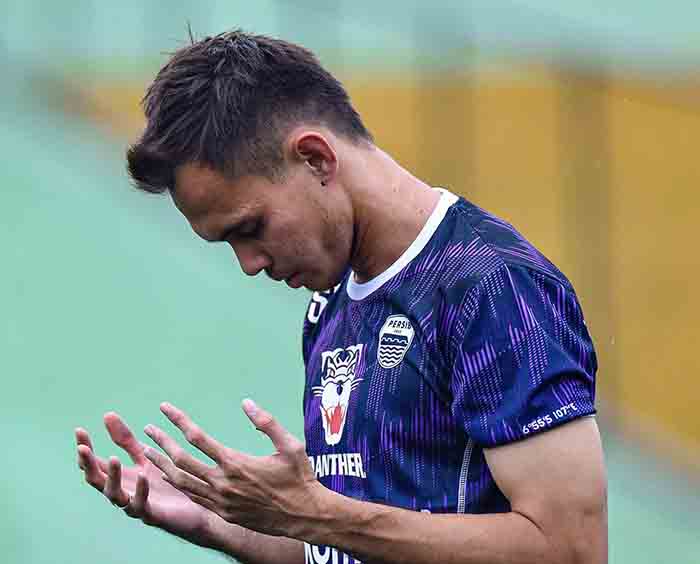 pemain-baru-persib-bandung-rezaldi-hehanusa-berdoa.jpg