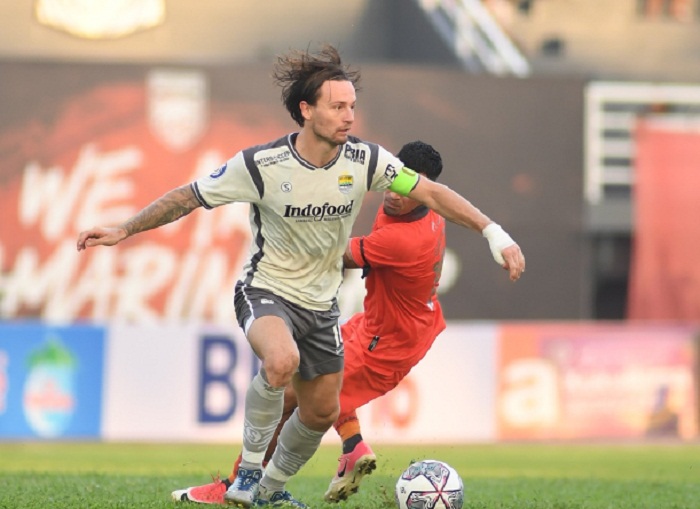 pemain-tengah-persib-marc-klok-membawa-bola-di-laga-persib-bandung-lawan-borneo-fc.jpg