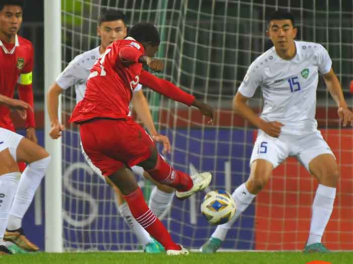 pemain-timnas-indonesia-u20-hugo-samir-melepaskan-sepakan-kerasnya-ke-gawang-uzbekistan.jpg