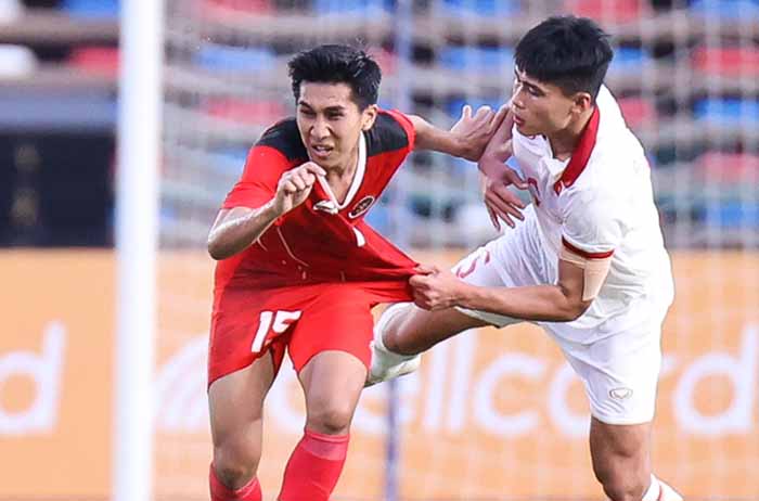 pemain-timnas-indonesia-u22-taufany-kiri-tampak-berebut-bola-dengan-pemain-timnas-vietnam.jpg