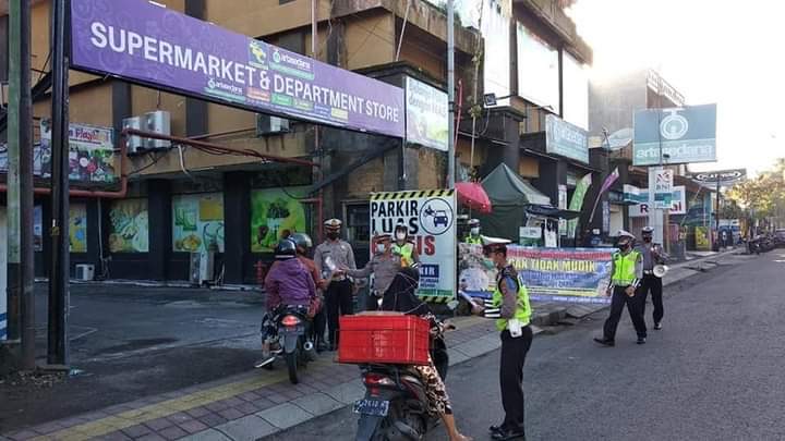Satlantas Jembrana Bali Bagi-Bagi Masker dan Pasang Spanduk Larangan Mudik
