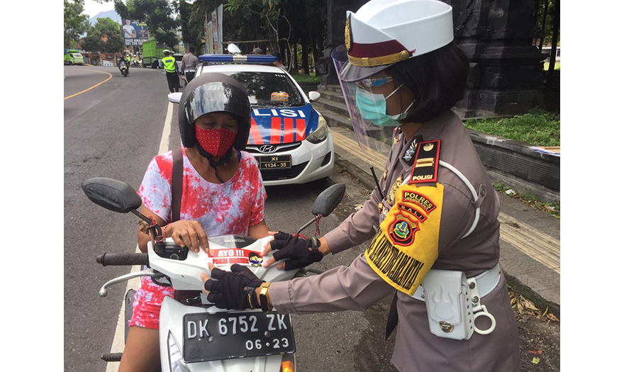 201 Stiker Ayo Pakai Masker Disebar Satlantas Jembrana di Kawasan Perung Mendoyo