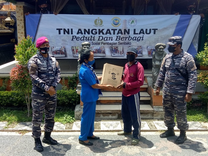 TNI AL Beri 150 Paket Sembako Bagi Masyarakat Terdampak Pandemi COVID-19 di Gilimanuk dan Buleleng