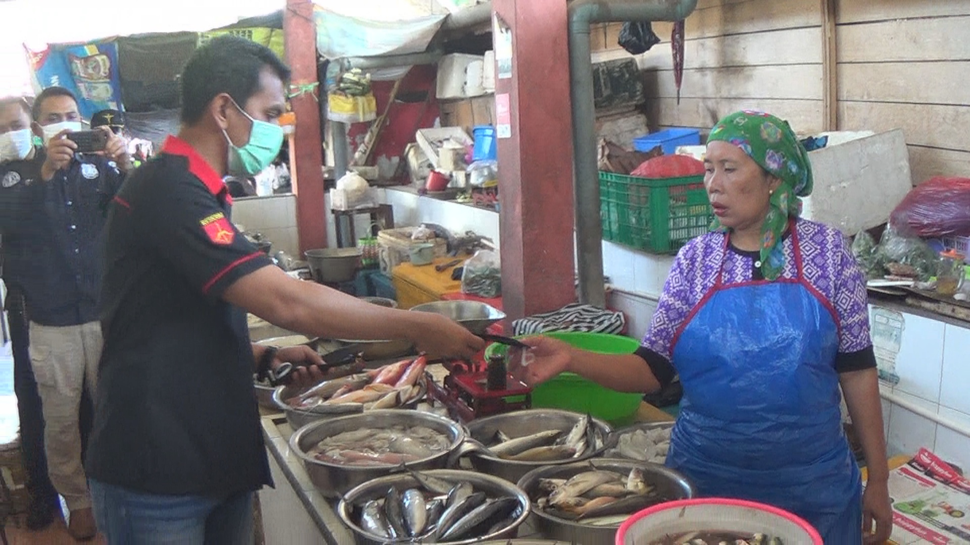 Satuan Reskrim Polres Jembrana Bagikan Masker Gratis, Sasar Pedagang Pasar