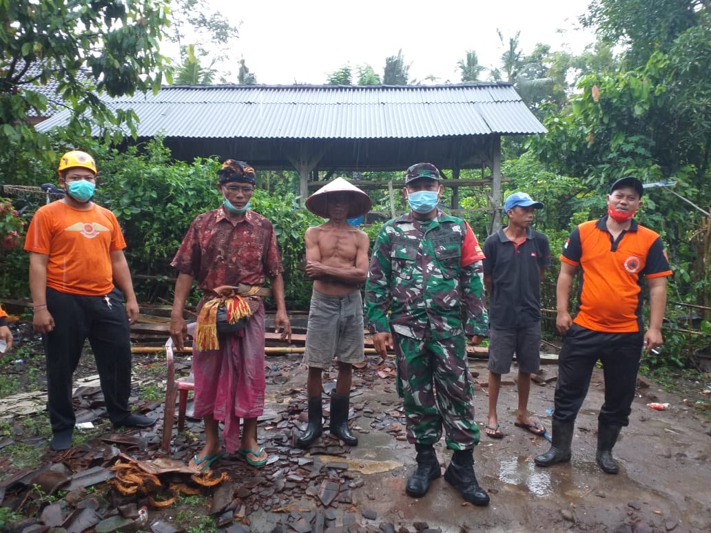 Hujan Deras di Jembrana Sebabkan Tanah Longsor dan Bangunan Semi Permanen Roboh