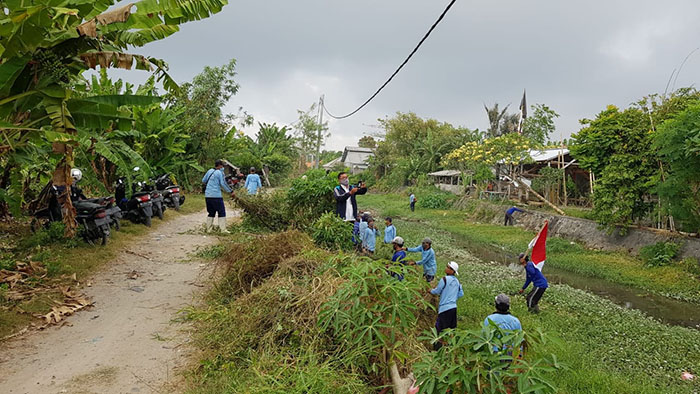 Cegah Banjir, Sampah di Alur Tukad Loloan Sanur Kauh Denpasar Mulai Dibersihkan