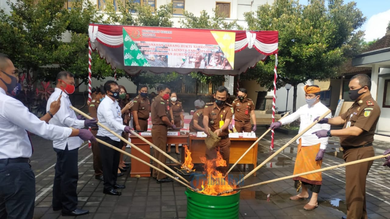 Kejari Gianyar Musnahkan Barang Bukti Kejahatan, Barang Bukti Terbanyak Berupa Narkotika