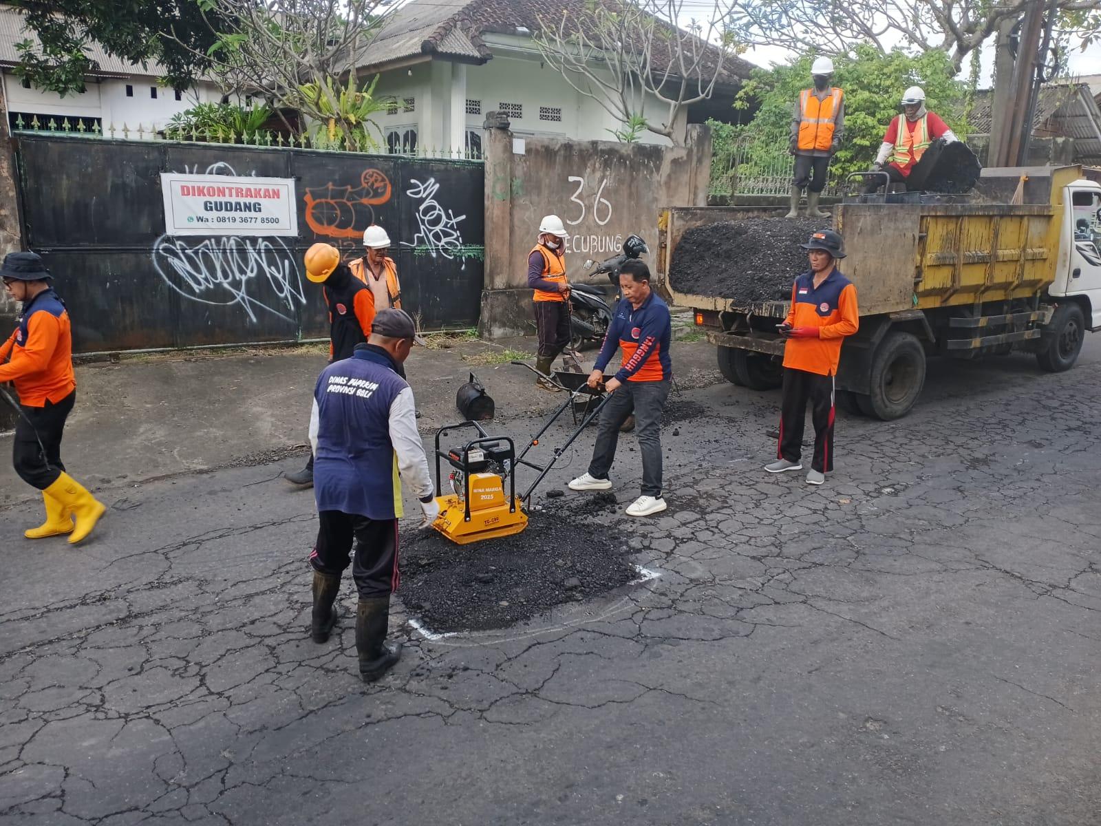 penambalan-jalan-di-Klungkung.jpg
