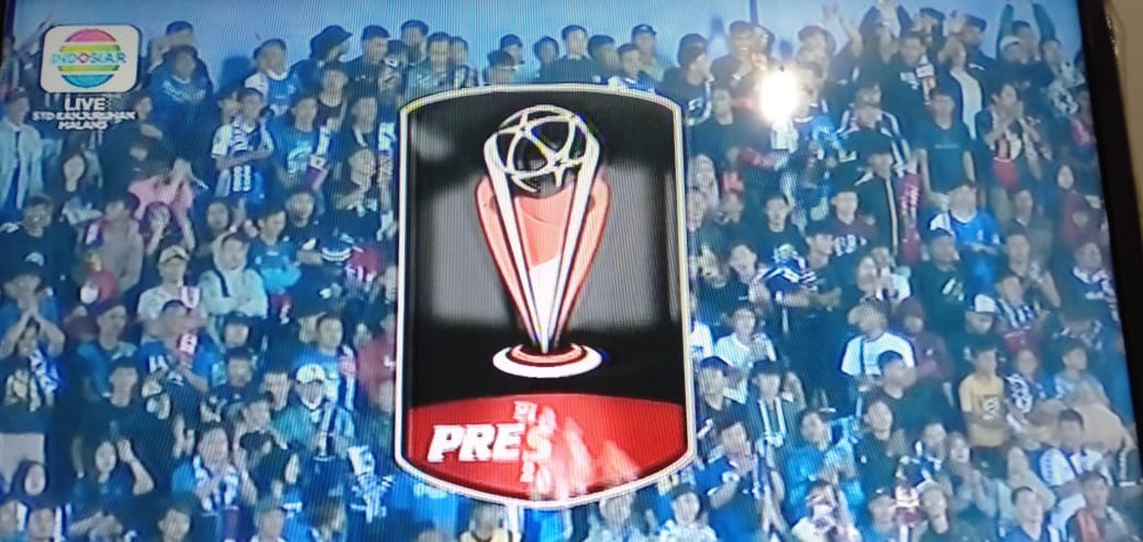 pendukung-kedua-klub-arema-dan-persikabo-piala-presiden-2022.jpg