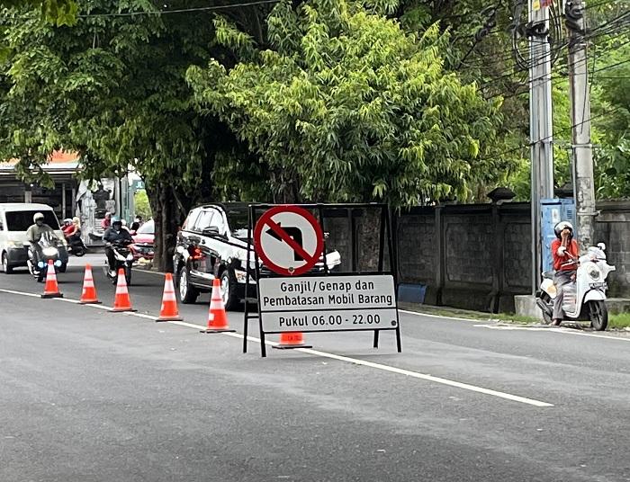 penerapan-ganjil-genap-di-simpang-jalan-raya-Sesetan.jpg