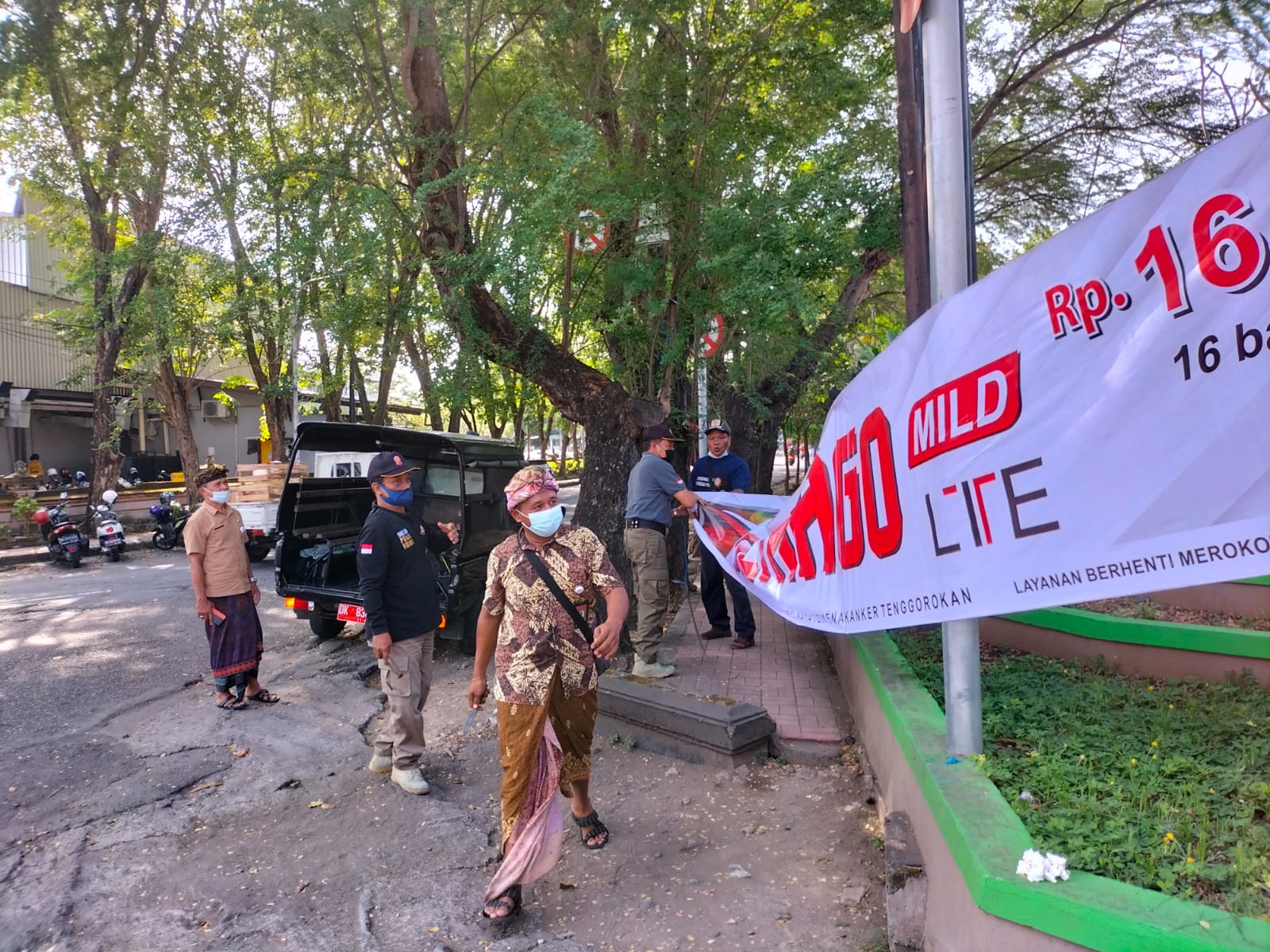penertiban-banner-spanduk-dan-pamflet-kadaluwarsa-di-sejumlah-ruas-jalan-di-denpasar.jpg