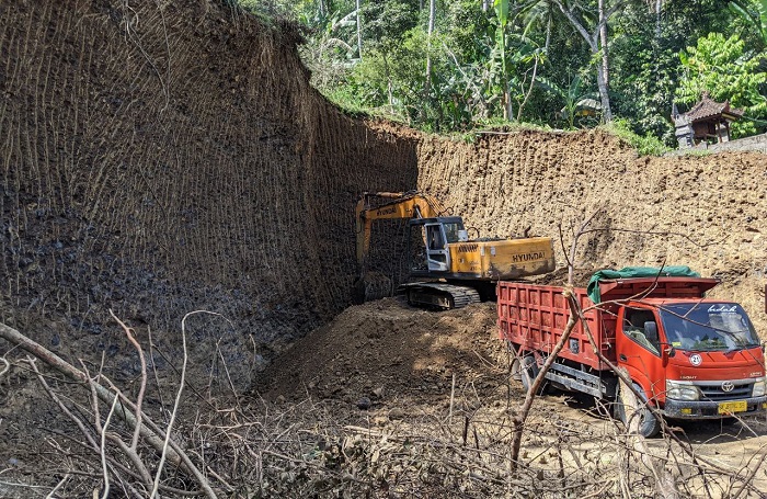 pengerukan-bukit-di-dawan.jpg