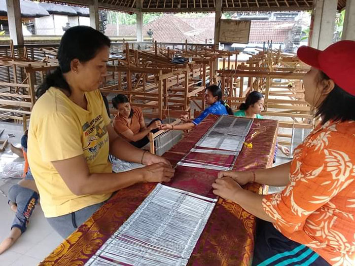 Penjualan Endek dari Pengrajin Asal Kecamatan Sidemen Karangasem Turun Drastis Karena Imbas covid-19