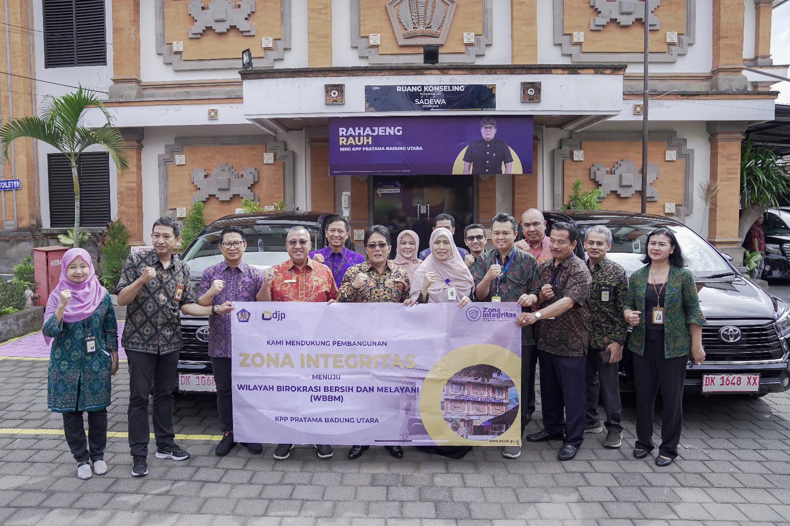 Bupati Giri Prasta Serahkan Hibah Kepada KPP Pratama Badung Utara dan Polda Bali