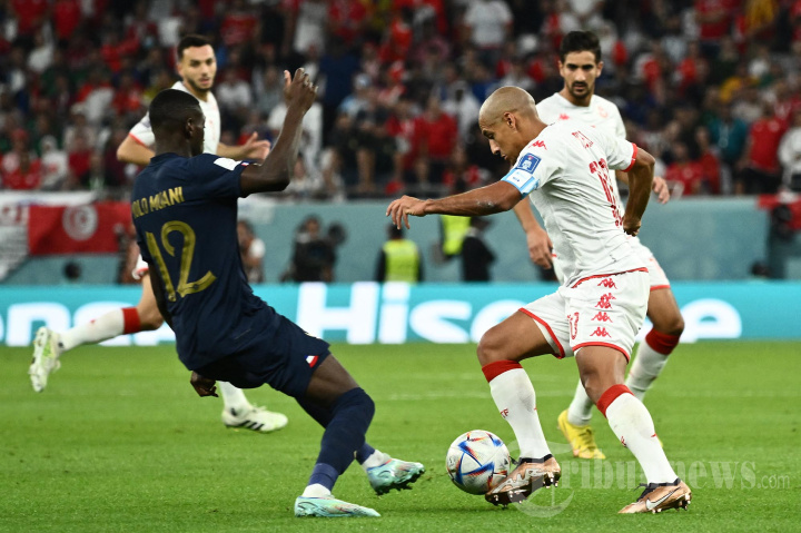 penyerang-12-timnas-prancis-randal-kolo-muani-dan-penyerang-10-tunisia-wahbi-khazri.jpg
