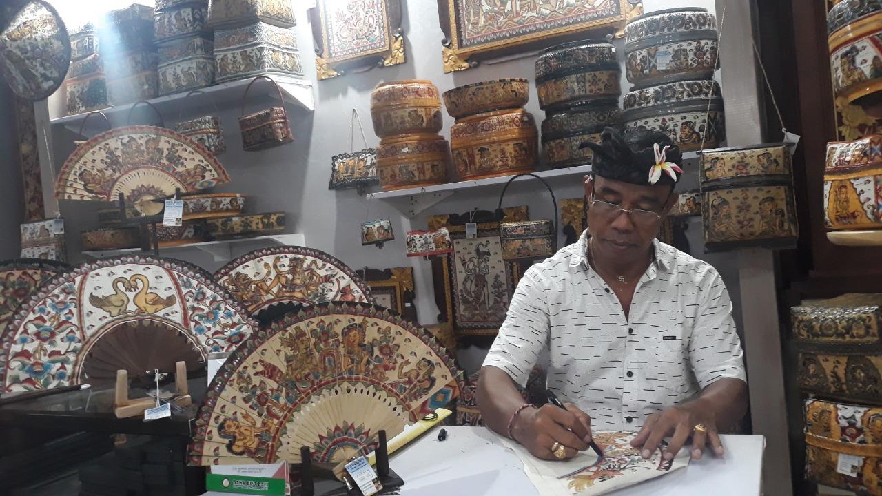 perajin-dengan-menggunakan-seni-lukis-Kamasan-Made-Sutarjana-52-di-Atas-Keben.jpg