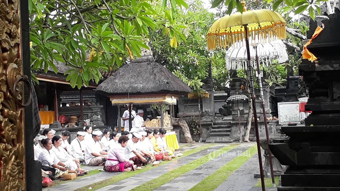 Berdoa Memohon Terhindar dari Virus Corona, Dispar Bali Sembahyang Bersama di Pura Candi Narmada