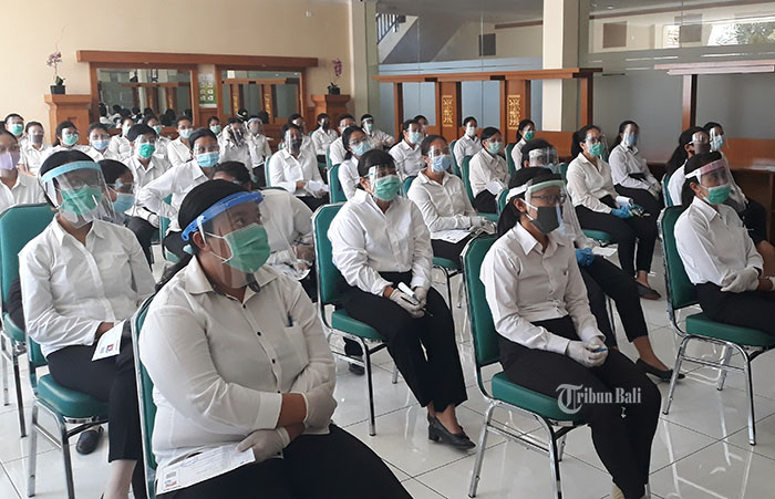 peserta-mendengarkan-arahan-sebelum-mengikuti-skb-cpns-denpasar-di-bpsdm-provinsi-bali.jpg